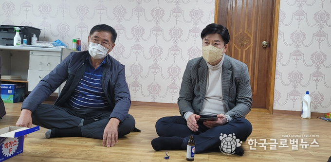 (왼쪽 )간담회에 참석한 최청환의원.