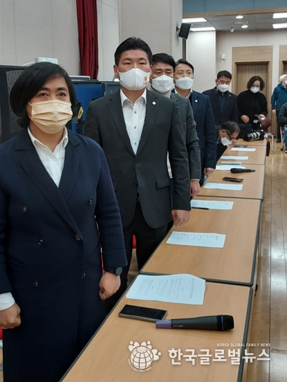 발대식에 참여한 시.도의원들이 국민의례를 진행하기 위해 서있다.(왼쪽부터 이은주 도의원.황광용시의원,김효상시의원,임채덕시의원.