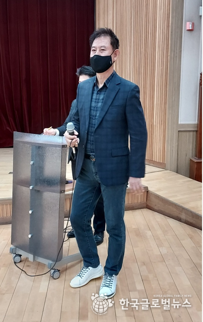 선출된 이신철 비상대책위원장이 인삿말을 전하고 있다.