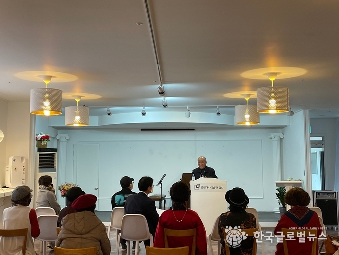 함동수 시인이 시를 낭독 하고있다.
