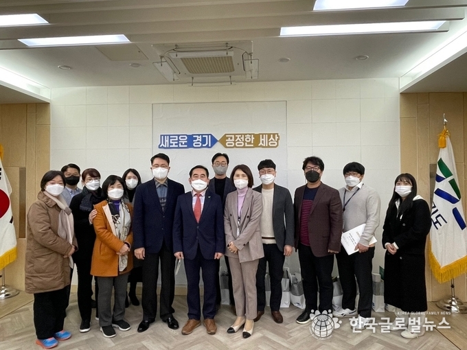 간담회가 끝난후 단체사진을 찍고 있다.
