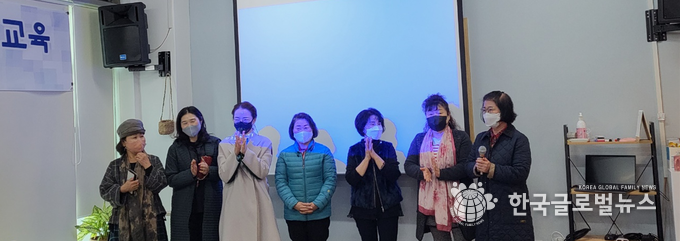 교육을 마치고 해피맘 임원진들이 인사를 나누고 있다.