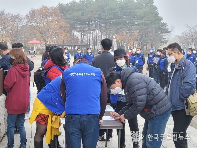 참가자들의 기본방역 준수에 따른 체크를 진행 하고있다.