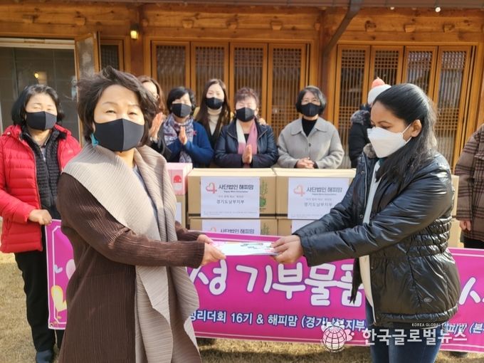 미얀마에서온 수미타가 후원금을 이채휴 지부장으로 부터 받고 있다.