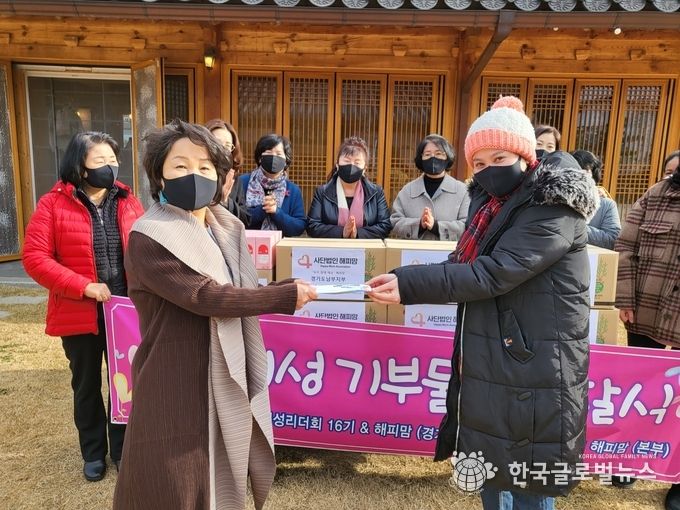 캄보디아에서 온 찬속리가 후원금을  이채휴지부장으로부터 받고 있다.