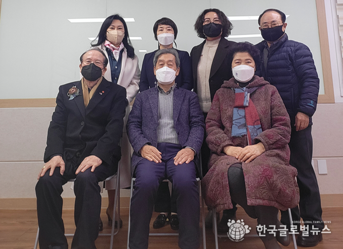 시계방향으로 위쪽 이민숙위원, 김순남위원, 박소연위원장, 김진철위원,강성금위원, 송재등 공동위원장,정재덕위원 등이 보고회를 끝난후 기념 사진을 찍고있다.