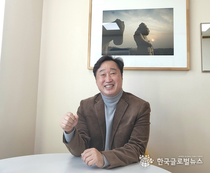 인터뷰를 진행하고 있는 김준혁 연구원장.