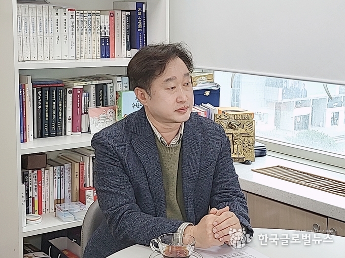 인터뷰일정을 잡기 위해 먼저 찾아뵈었던 김준혁 연구원장