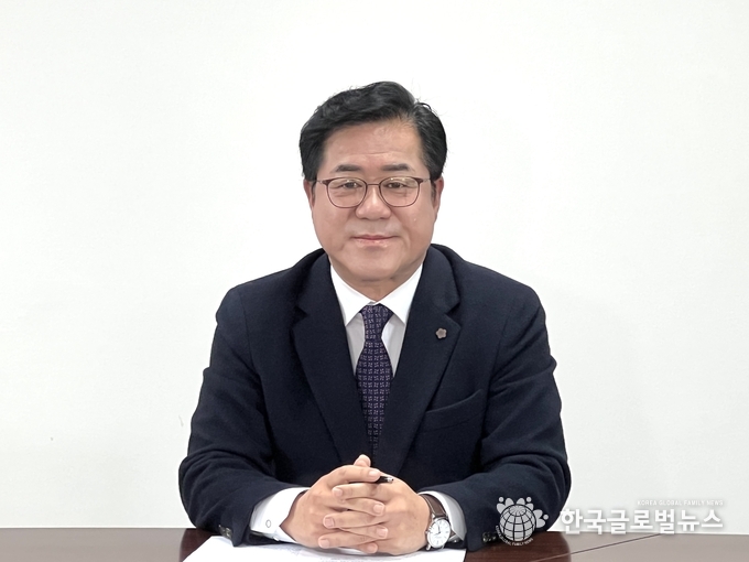 이기우 전 국회의원이 인터뷰를 하고 있다.