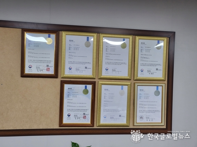 <strong>㈜에이치블루 회사 내벽에 걸린 특허증</strong>