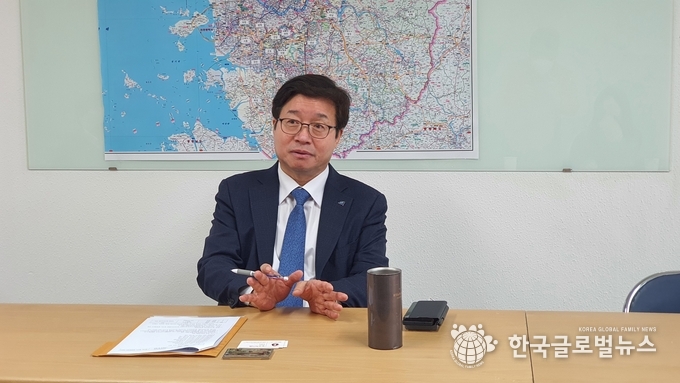염태영경기도지사 예비후보가 인터뷰에 답하고 있다.