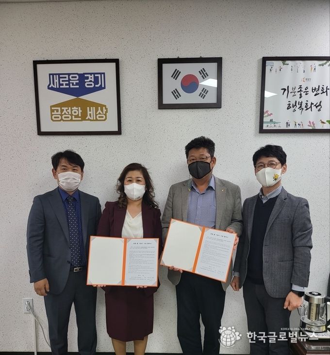 지난 4월15일 MOU 사진 .왼쪽부터 양두석 고문,홍은영지회장,이규관푸른도시사업소장, 최병주 공원조성과장이 기념촬영을 했다.