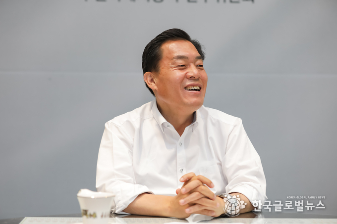 이재준 당선인이 활짝 웃고 있다.