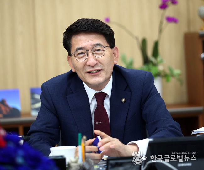 김기정의장이 인터뷰하는 모습