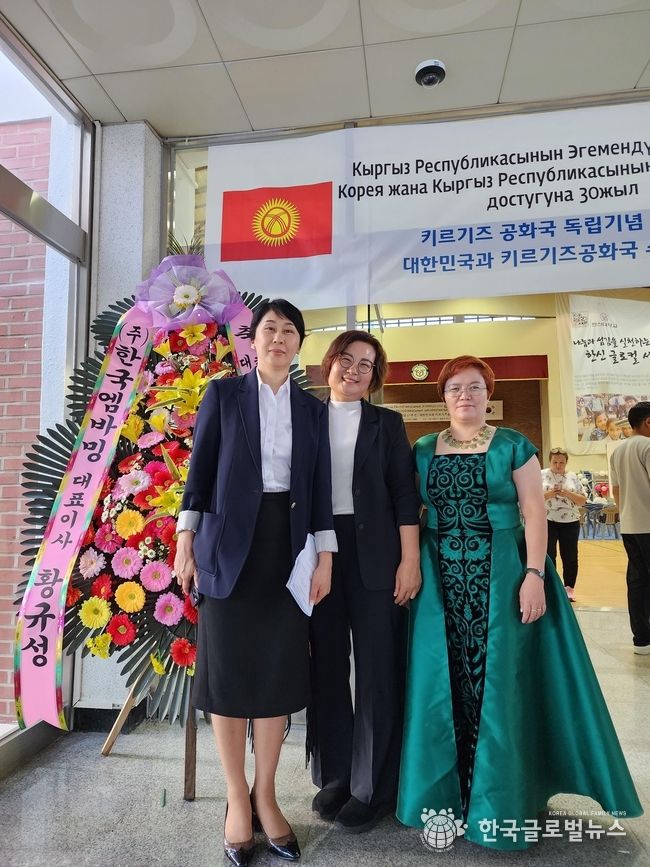 왼쪽부터 ‘아이다 이스마일로바’주한대사,한국글로벌뉴스 박소연기자, 아슬쿨 키르한센터장이 기념 촬영을 했다.