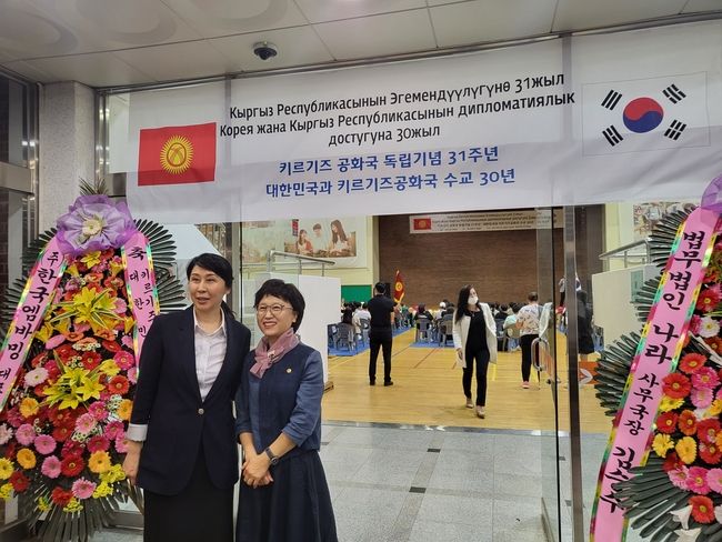 ‘아이다 이스마일로바’주한대사와 경기도의회 김미정의원이 기념사진을 찍고있다.