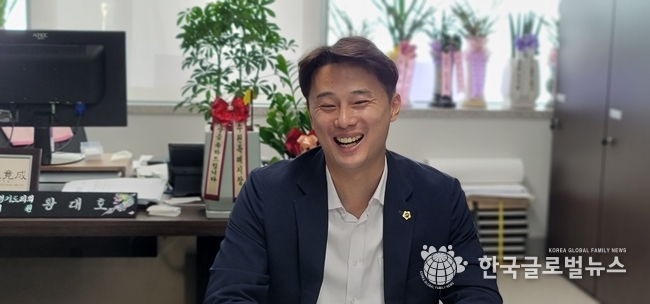 황대호 의원이 인터뷰를 하며 앞으로의 활동에 기대감을 불어넣었다.