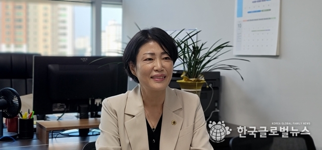 이경혜의원이 인터뷰를 하고 있다.