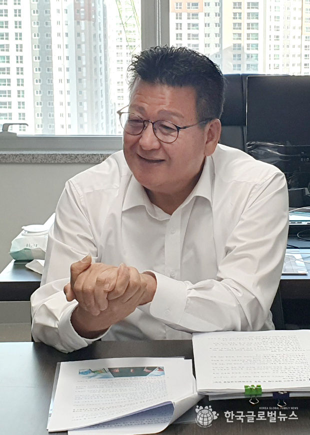 안명규의원이 인터뷰에 답을 건네고 있다.