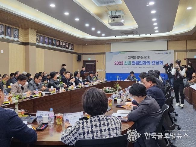 간담회 현장 모습- 의원들과 기자들이 함께 하고 있다.