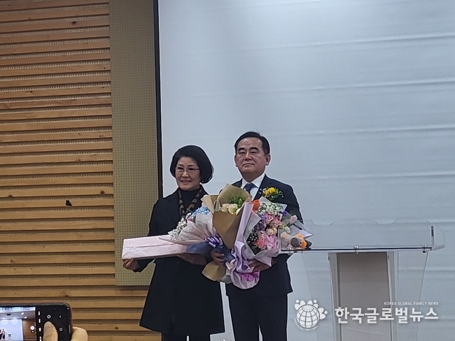 (왼쪽 )김양선 4대회장이 (오른쪽) 손철옥 회장에게 명패와 꽃다발 전달하며 축하고 있다.
