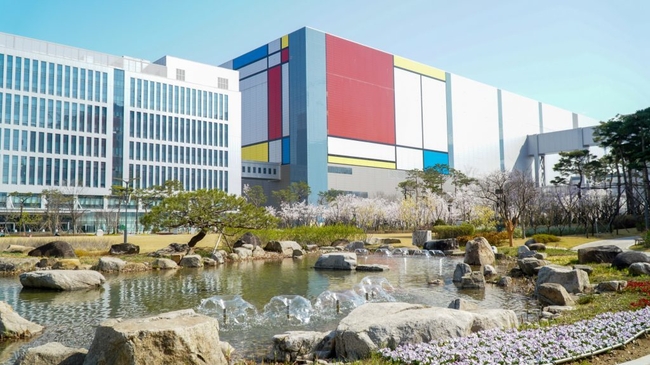 삼성전자-평택사업장-내부에-조성된-연못-모습