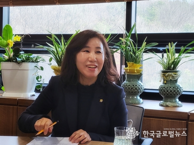 김경희 의장이 인텁뷰 중 환하게 웃고 있다.