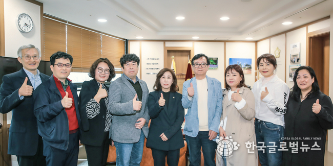 인터뷰를 마치고 홍재언론인협회 회원들과 인증 사진을 찍고 있는 김경희 의장.