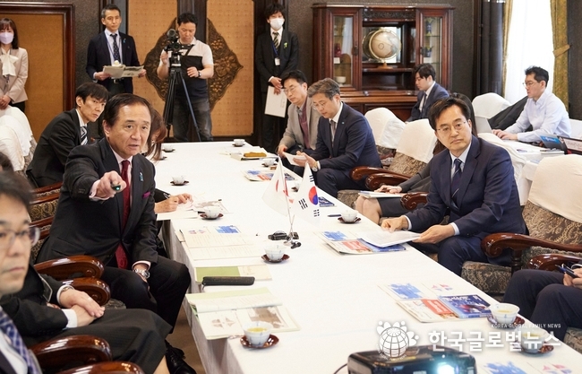 경기도 자매 현(縣)인 가나가와현 쿠로이와 유지 지사를 만나고 있는 김동연지사가 투자유치 설명을 듣고 있다.