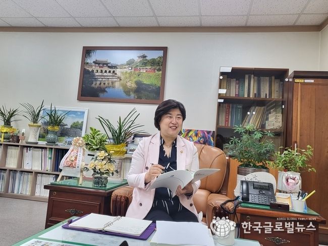 조미옥 위원장이 자료를 설명하고 있다.
