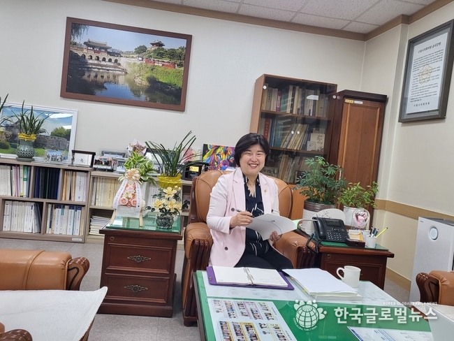 조미옥 위원장이 인터뷰 중 환하게 웃고 있다.