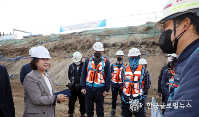 현장에 직접 나아가 현장의 소리를 듣고 있는 조미옥 위원장.