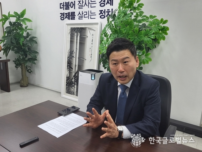 마지막 인삿말을 건네고 있는 이병진 직무대행.