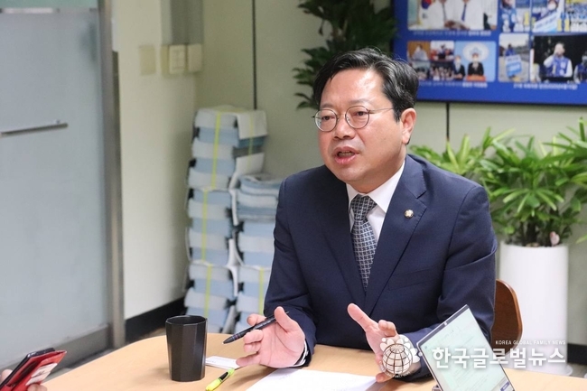 김승원 국회의원이 인터뷰를 진행 하고있다.