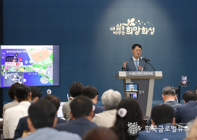 사본 -박민철 여가문화교육국장이 축제설명을 하고 있다.
