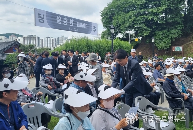 유족들과인사하는하은호군포시장_현충일추념식