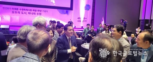 식전에 이재준시장이 참석자들과 인사를 나누고 있다.