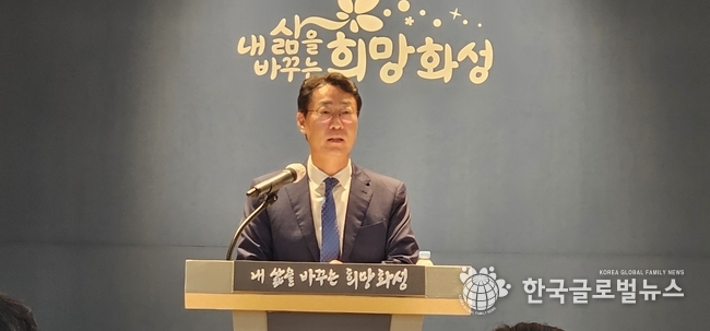 1주년 기념 언론인과의 기자 간담회를 진행 하고 있는 정명근 시장.