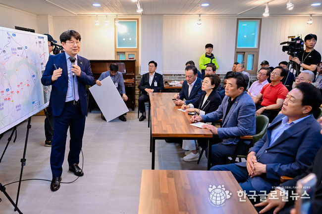 동해종합기술공사 이상화 부사장이 설명 하고 있다.