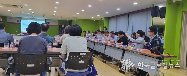 금정동 복지센터대회의실에서 각 국장들이 민원에대한 의견을 듣고 답변을 하고 있다.
