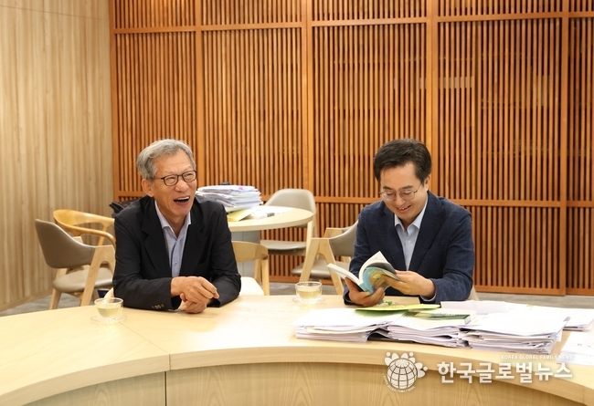 좌측 유홍준교수와 기동연지사가 ‘나의 문화유산 답사기’책을 펼치며 강연전 담소를 나누고 있다.