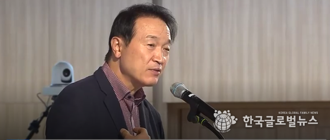 임태희 경기교육감이 종합대책을 발표 하고 있다;