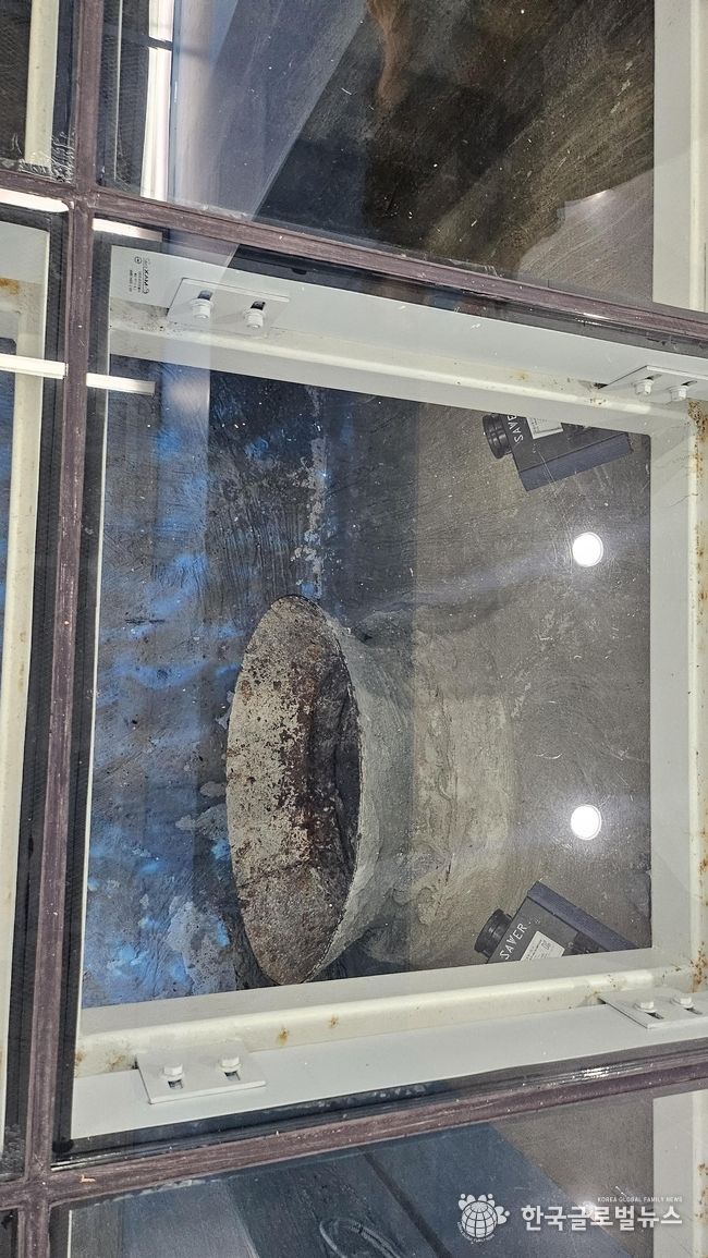 이전 배수지임을 증명하는 시설 들이 유리막으로 되어 있어 그 곳을 들여다 보는 아찔함도 배여져 있다.