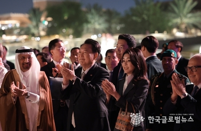 사우디아라비아를 국빈 방문한 윤석열 대통령과 김건희 여사가 21일(현지시간) 리야드 인근에 위치한 사우디 왕국의 기원지라 할 수 있는 디리야 유적지를 방문하고 있다. / 출처: 연합뉴스