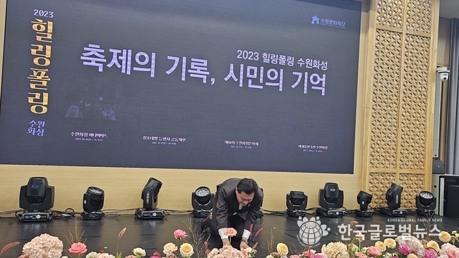 이재준 시장이 시민들에게 고맙다는 큰절을 올리고 있다.