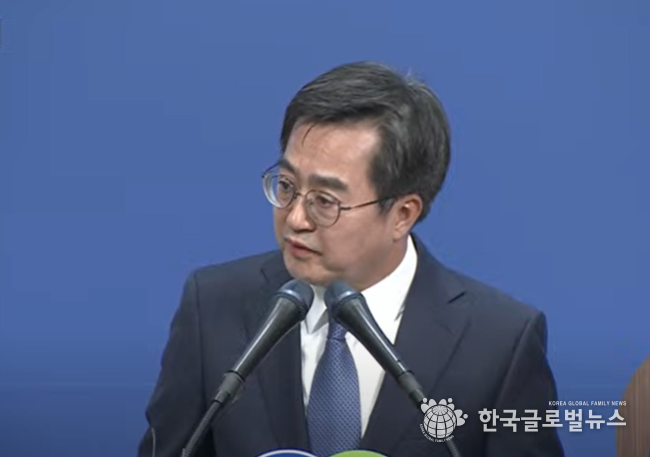 매우 언잖은 표정의 김동연지사
