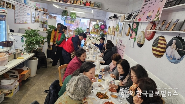 '휴'에 찾아온 동네분들이 이냐기를 나누고 있다.