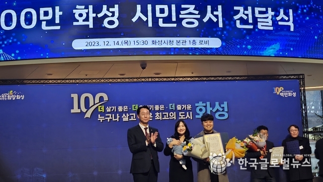 100만 둥이로 태어난 아이의 부모가 축하를 받고 있다.