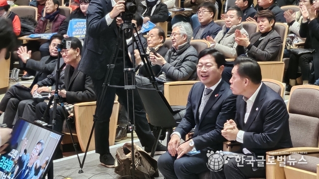 이재준 시장과 즐거운 인사를 나누고 있다.