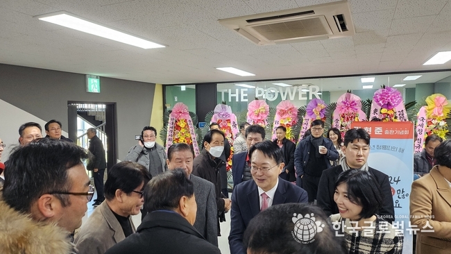 출판기념회를 찾은 사람들과 인사를 나누고 있는 김현준 예비후보와 부인이 환하게 웃고 있다.